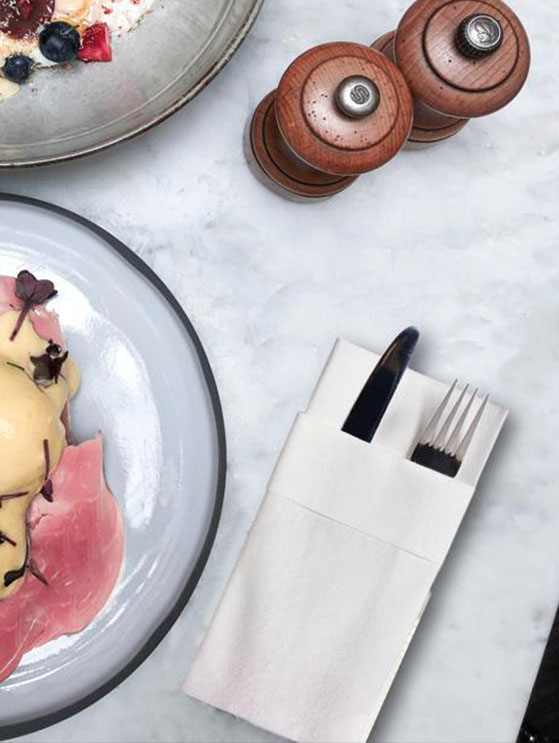 Cepli airlaid peçete ile şık masa sunumu