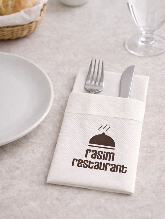 Çatal ve bıçak kılıflı peçete sunumu